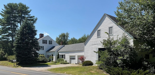 view of front facade featuring a garage