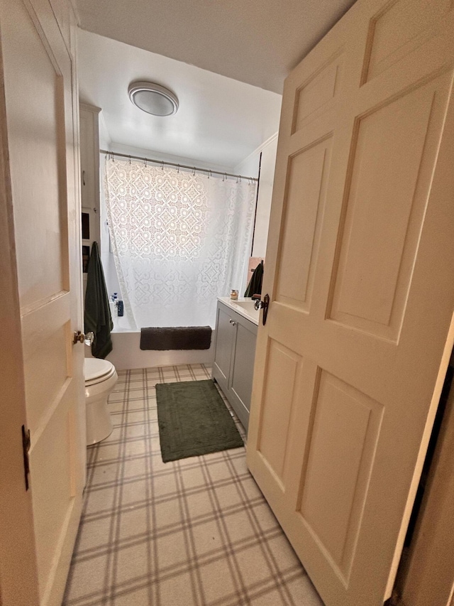 full bathroom featuring shower / bathtub combination with curtain, vanity, and toilet