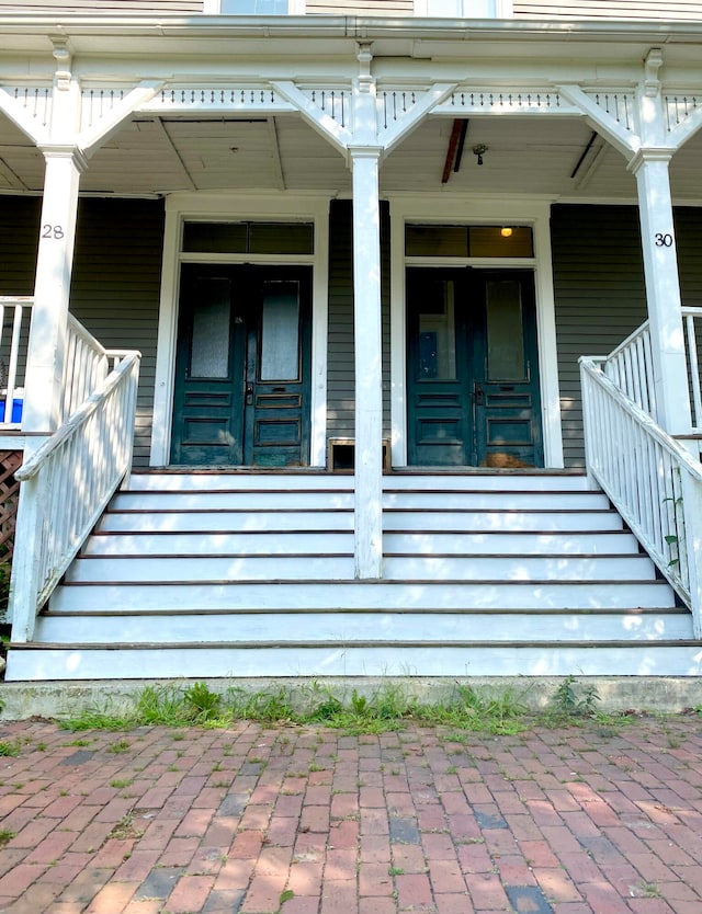 property entrance featuring a porch