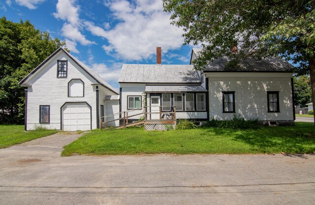 view of front facade featuring a front yard