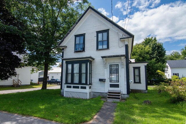 view of front facade featuring a front yard