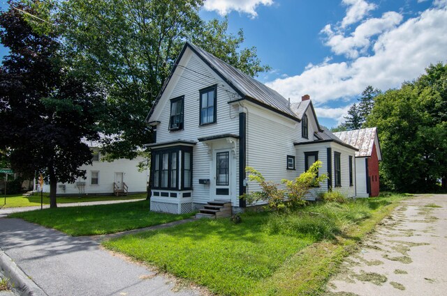 view of front of house with a front lawn