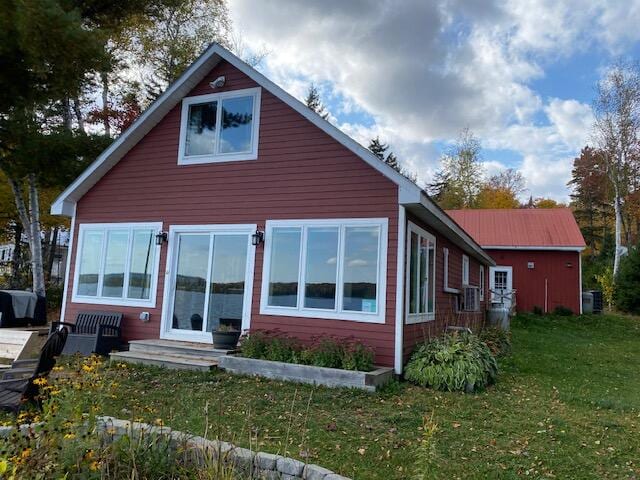 view of front of property featuring a front yard