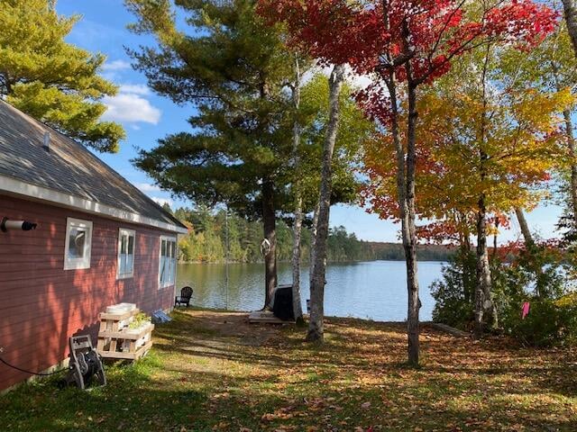 view of yard featuring a water view