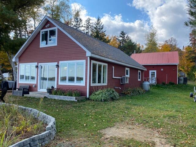 view of front of home with a front lawn