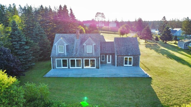 view of front of property featuring a front yard