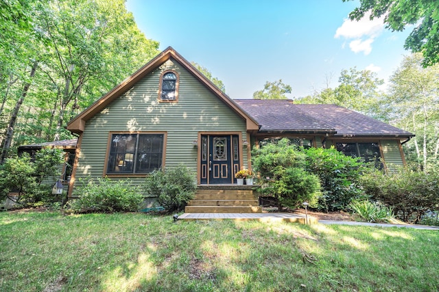 view of front of property featuring a front yard