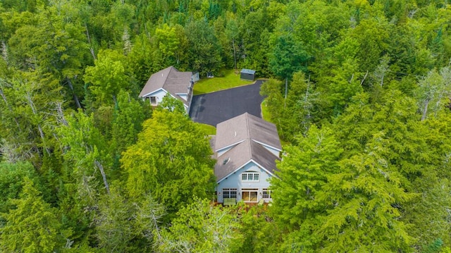 bird's eye view featuring a wooded view