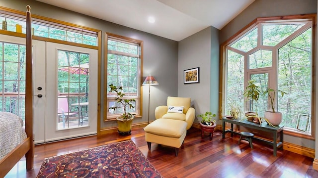 living area featuring recessed lighting, wood finished floors, and baseboards