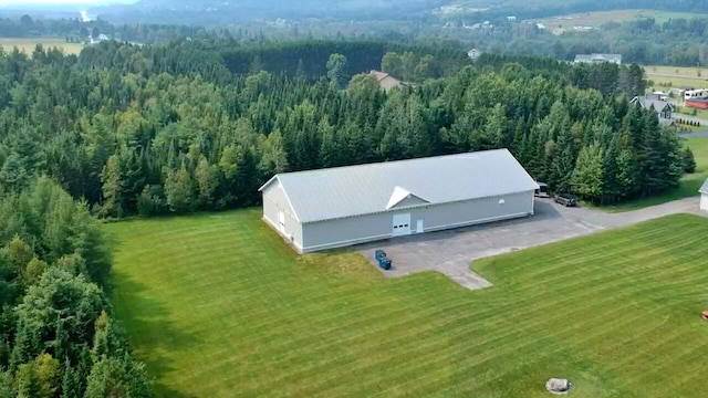 birds eye view of property featuring a wooded view