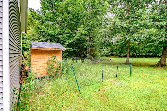 view of yard featuring a storage unit