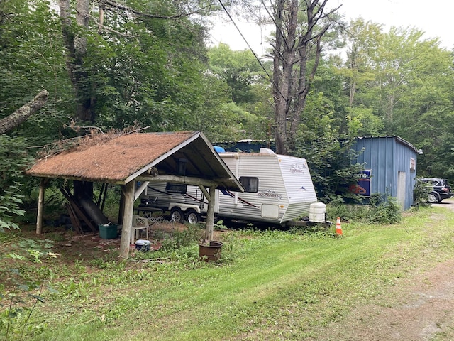 view of yard with an outbuilding