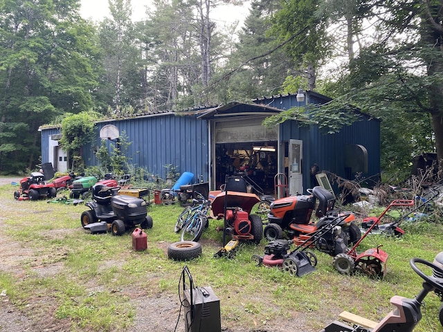 view of yard with an outdoor structure and a pole building