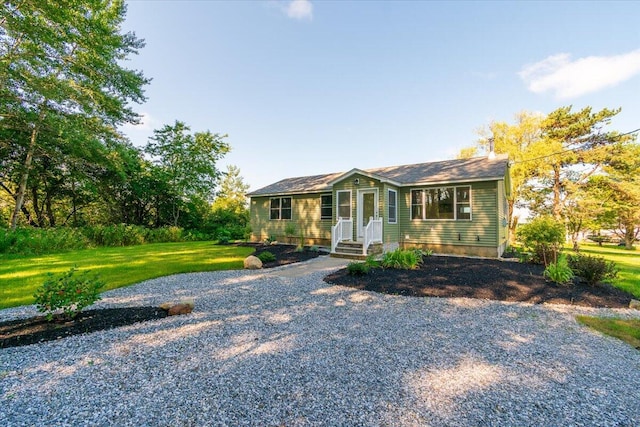 ranch-style home featuring a front lawn