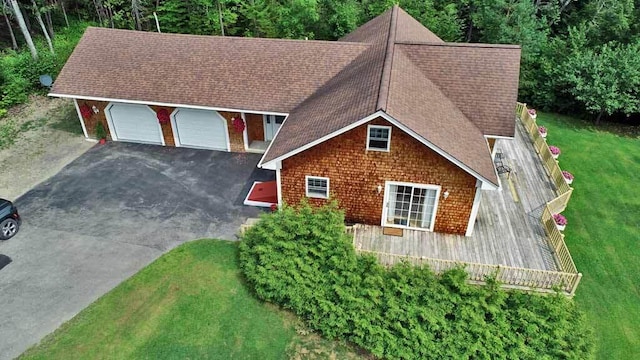 view of front facade featuring a front yard and a garage