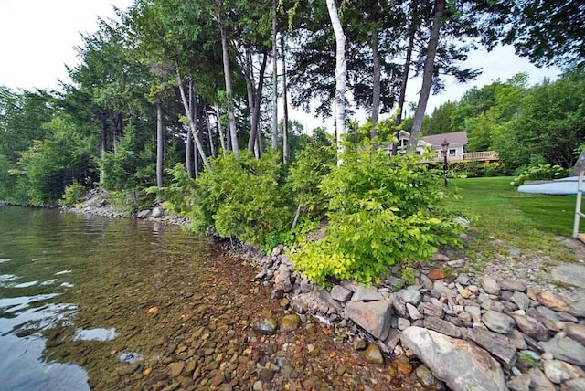 view of yard featuring a water view