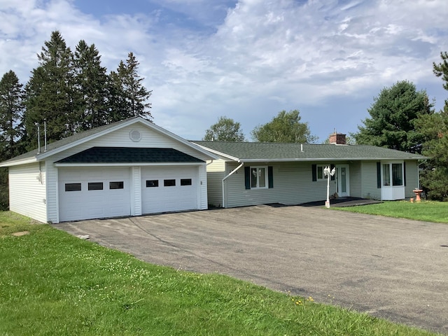 single story home featuring a front lawn