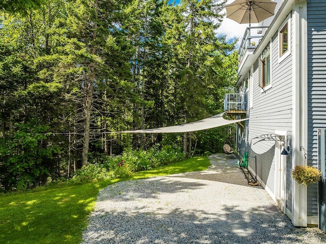 view of yard featuring a patio