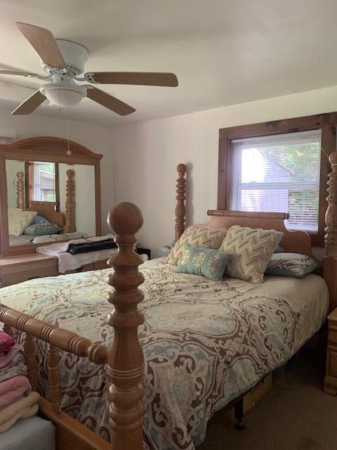 bedroom featuring ceiling fan and carpet