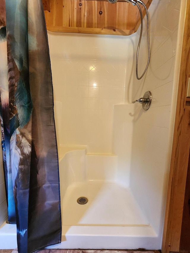 bathroom featuring a shower with shower curtain