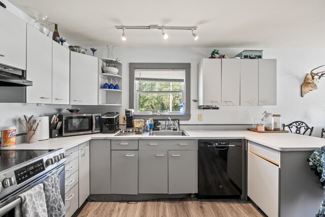 kitchen featuring light hardwood / wood-style floors, stainless steel appliances, and gray cabinets