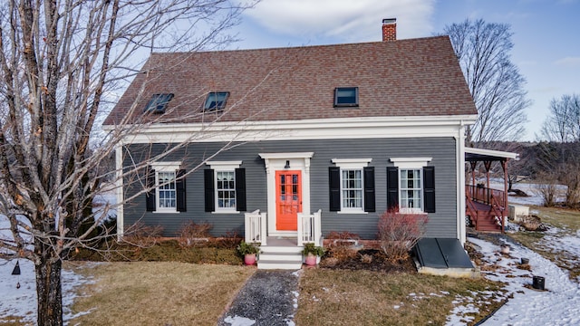 view of front facade with a lawn