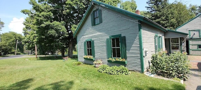 view of side of property featuring a lawn