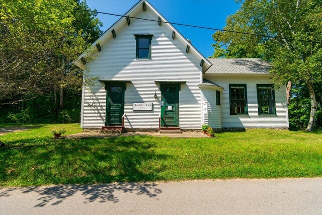 view of front of property with a front yard