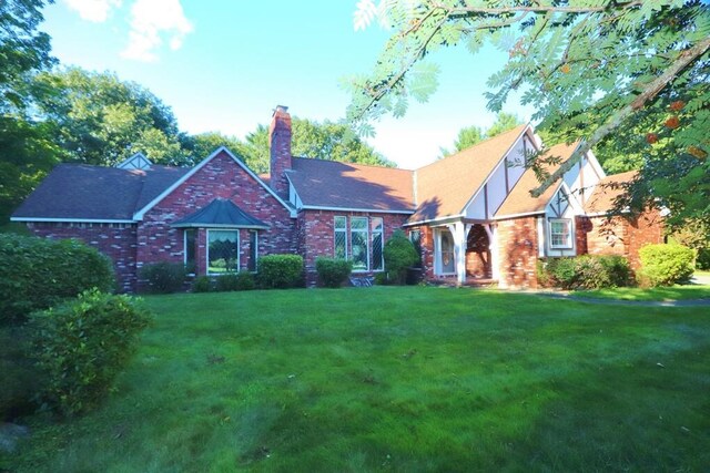 view of front facade featuring a front yard