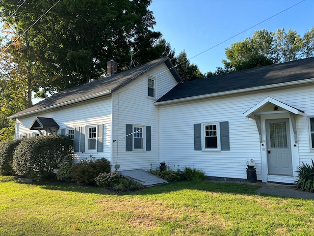 view of front of home featuring a front yard