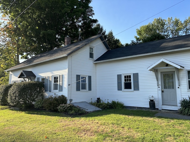 view of front of property featuring a front lawn