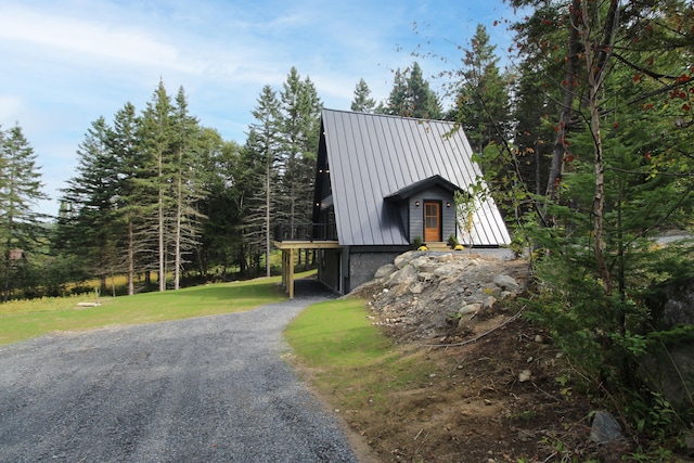 view of outdoor structure featuring a yard