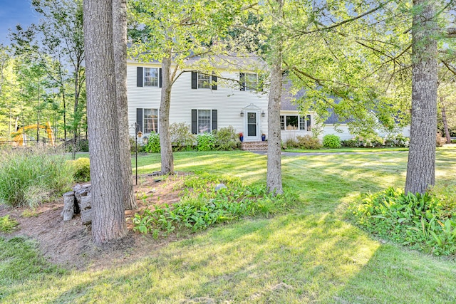 view of front of property featuring a front lawn