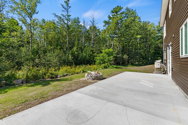 view of patio with an outdoor fire pit