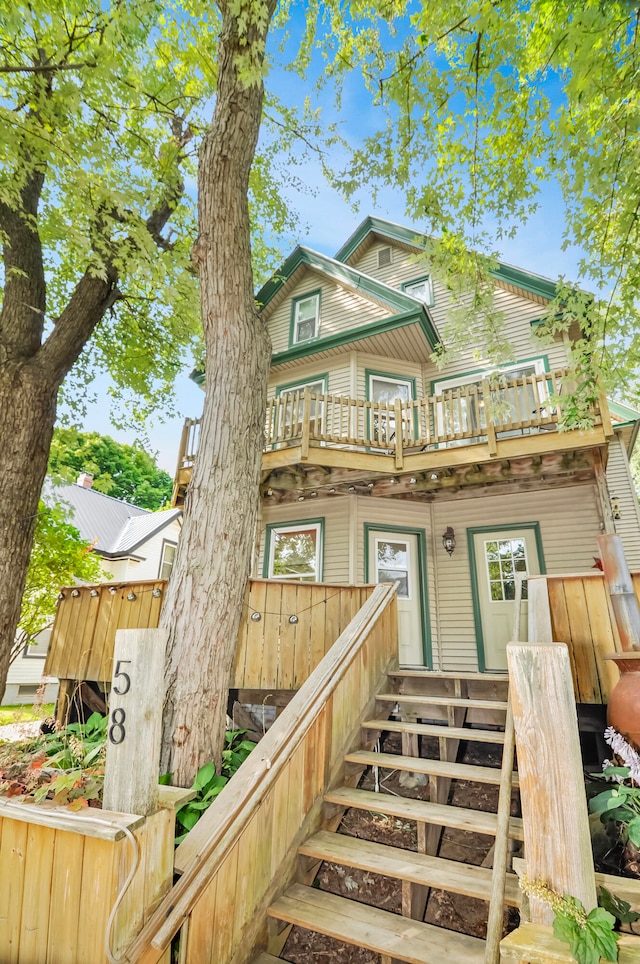 view of front of home featuring a balcony