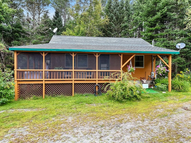 view of front of property featuring a front yard