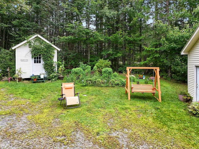 view of yard with an outdoor structure