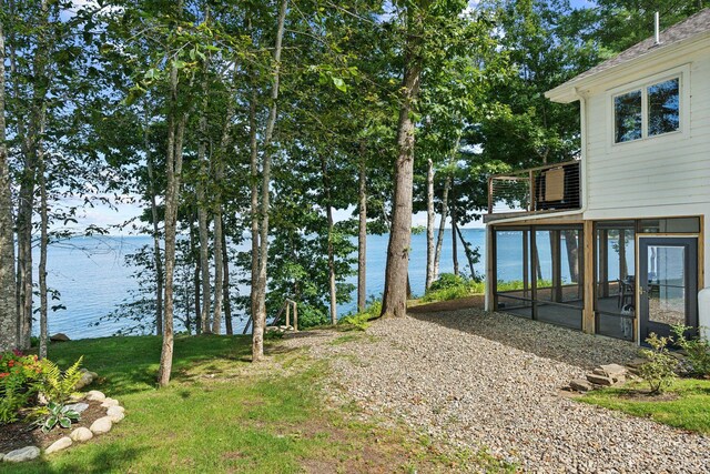 view of yard featuring a water view