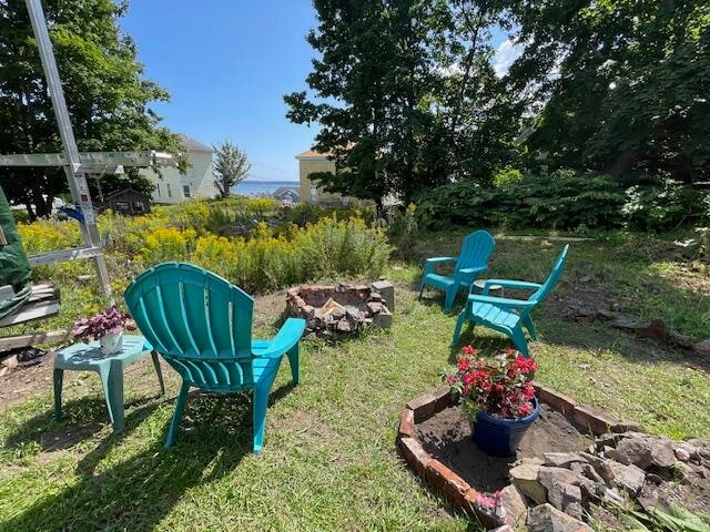 view of yard featuring an outdoor fire pit