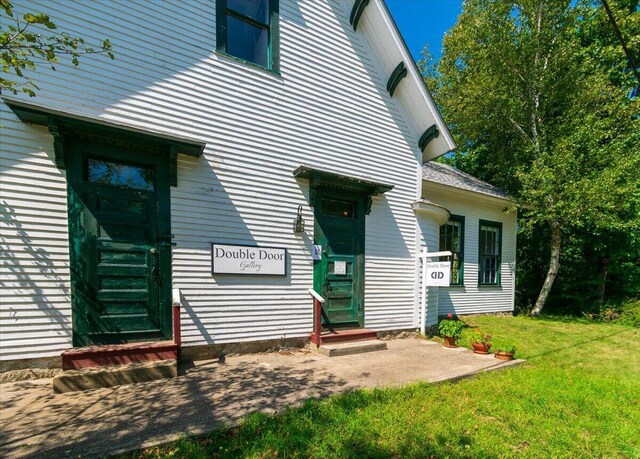 exterior space featuring a lawn