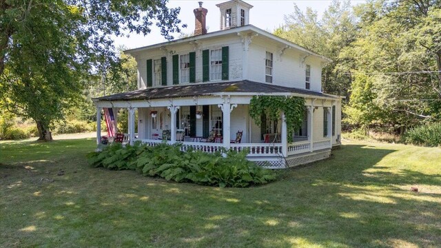 view of front of house with a front lawn and covered porch