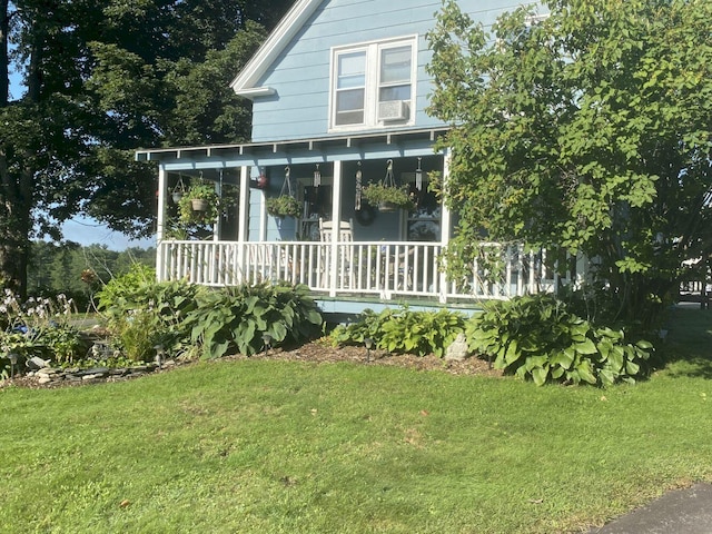 view of front of home featuring a porch and a front lawn