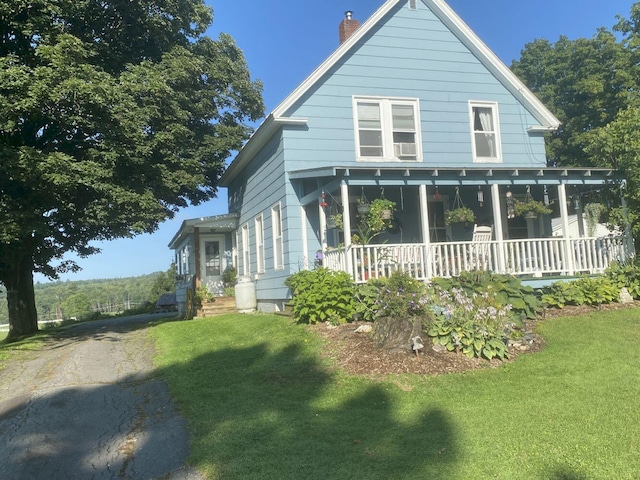 view of front facade featuring a front yard and covered porch