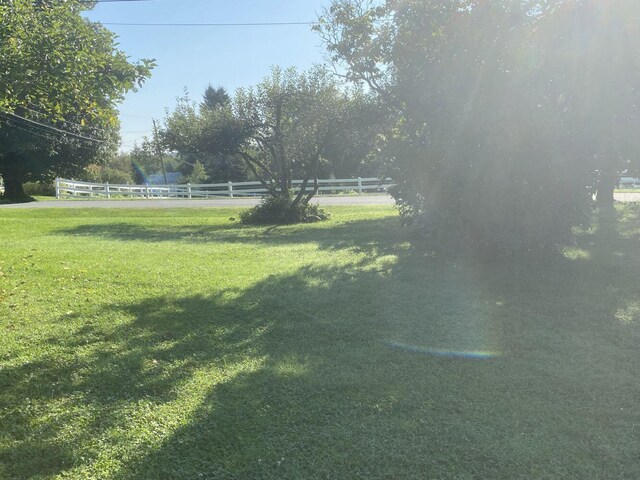 view of yard featuring a rural view