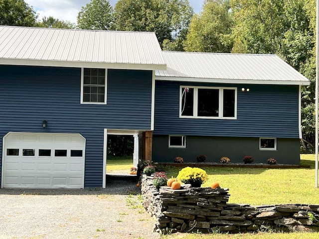 view of front facade featuring a garage and a front lawn