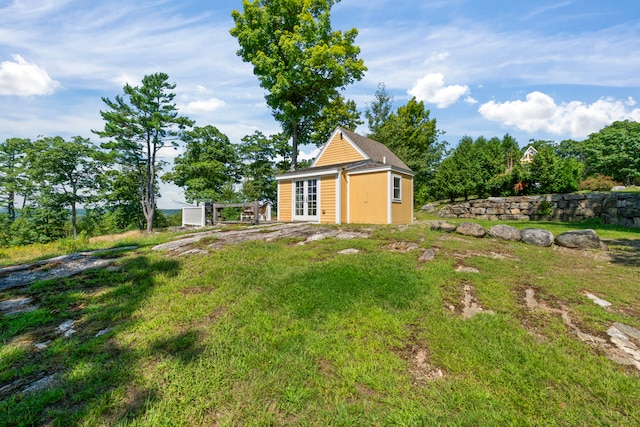 view of yard with an outdoor structure