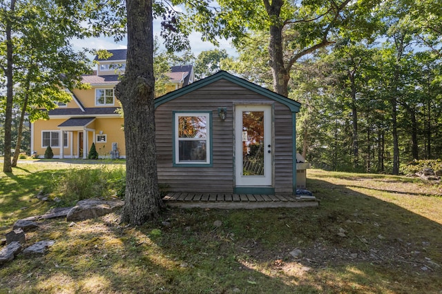 bungalow featuring a front lawn