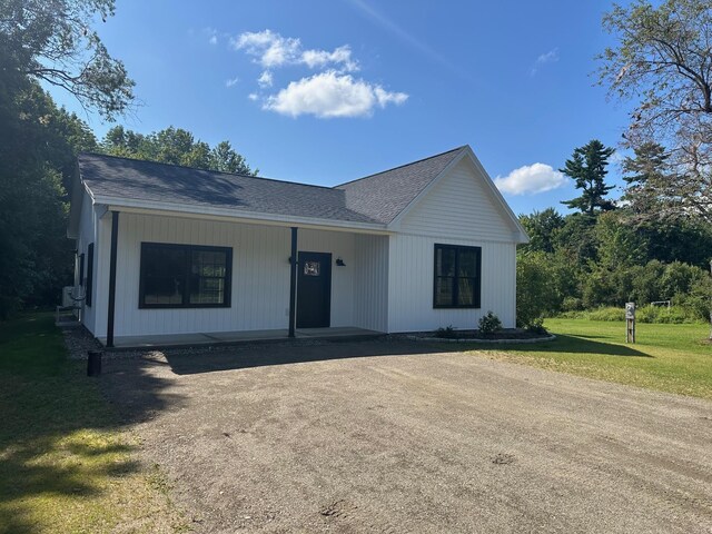 single story home featuring a front yard