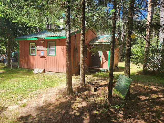 exterior space featuring an outbuilding