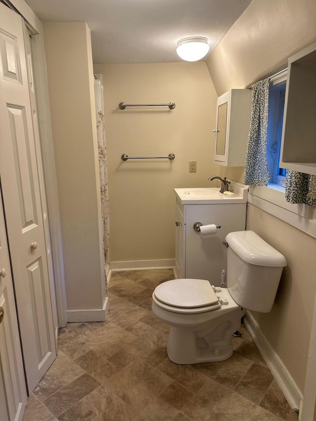 bathroom with a shower with curtain, baseboards, vanity, and toilet